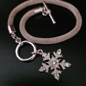 NEW SILVER TONED TOGGLE CLASP BRACELET WITH  GLITTERING SNOWFLAKE ACCENT CHARM